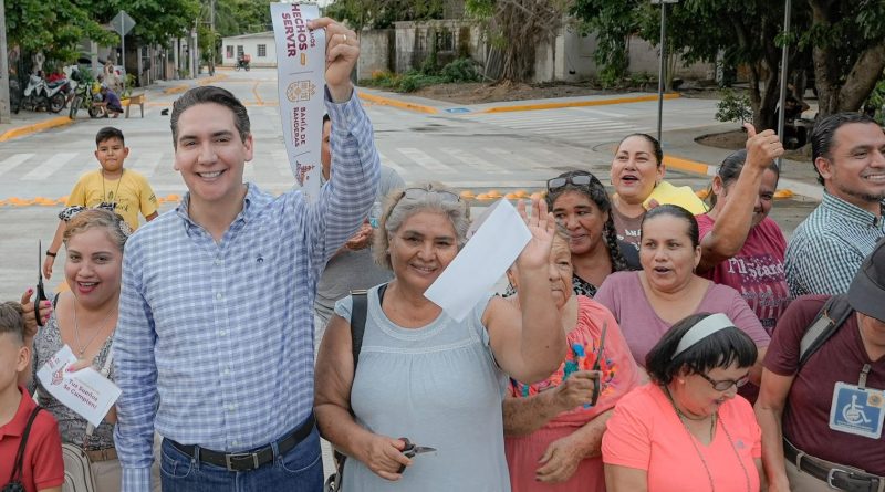 Inaugura Héctor Santana la calle de ingreso al Fraccionamiento Las Conchas