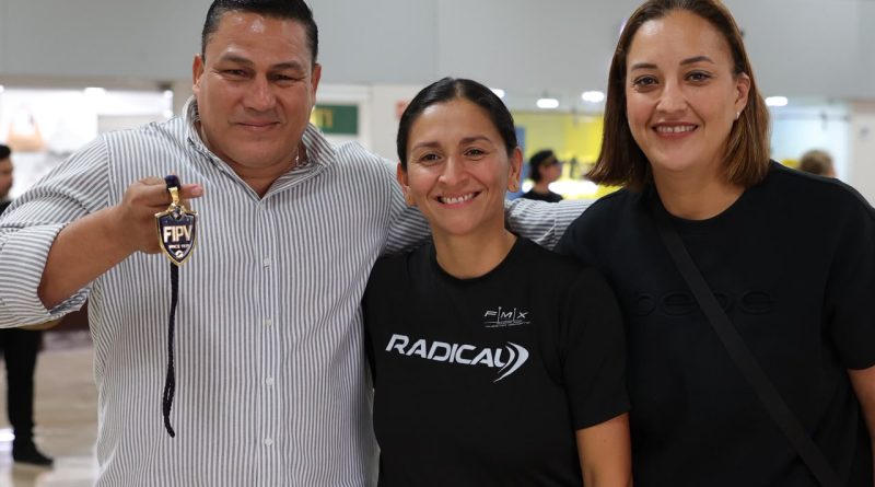 Regresa a casa campeona vallartense mundial de frontenis