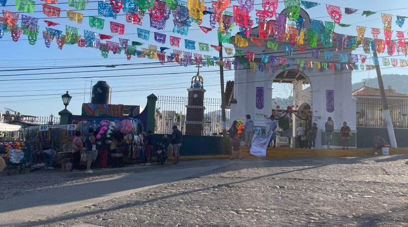 Gobierno de Puerto Vallarta regula comercio en panteones por Día de Muertos