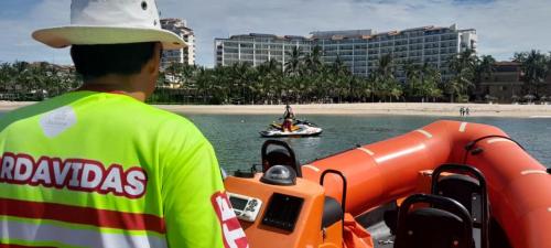 Búsqueda de menor en playa Holy Pc y Bomberos Guardavidas Puerto Vallarta 