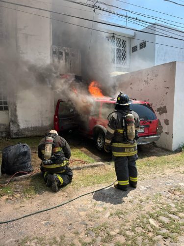Incendio de Vehículo en Ex-haciendas El Pitillal, Cuerpo de bomberos, y policías atendieron el reporte.