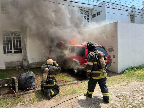 Incendio de Vehículo en Ex-haciendas El Pitillal, Cuerpo de bomberos, y policías atendieron el reporte.