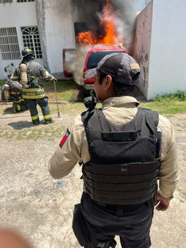 Incendio de Vehículo en Ex-haciendas El Pitillal, Cuerpo de bomberos, y policias atendieron el reporte.