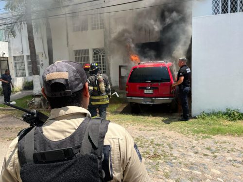 Incendio de Vehículo en Ex-haciendas El Pitillal, Cuerpo de bomberos, y policias atendieron el reporte.