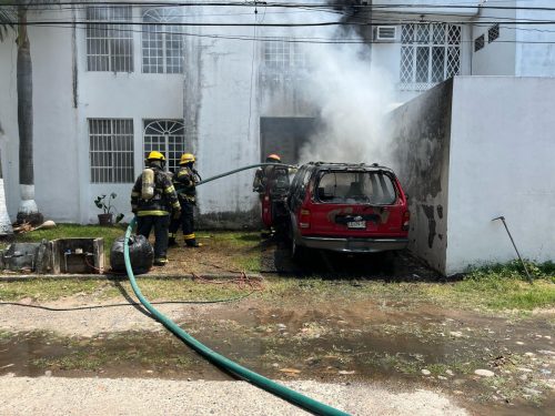 Incendio de Vehículo en Ex-haciendas El Pitillal, Cuerpo de bomberos, y policías atendieron el reporte.