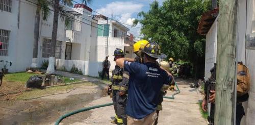 Incendio de Vehículo en Ex-haciendas El Pitillal, Cuerpo de bomberos, y policias atendieron el reporte.